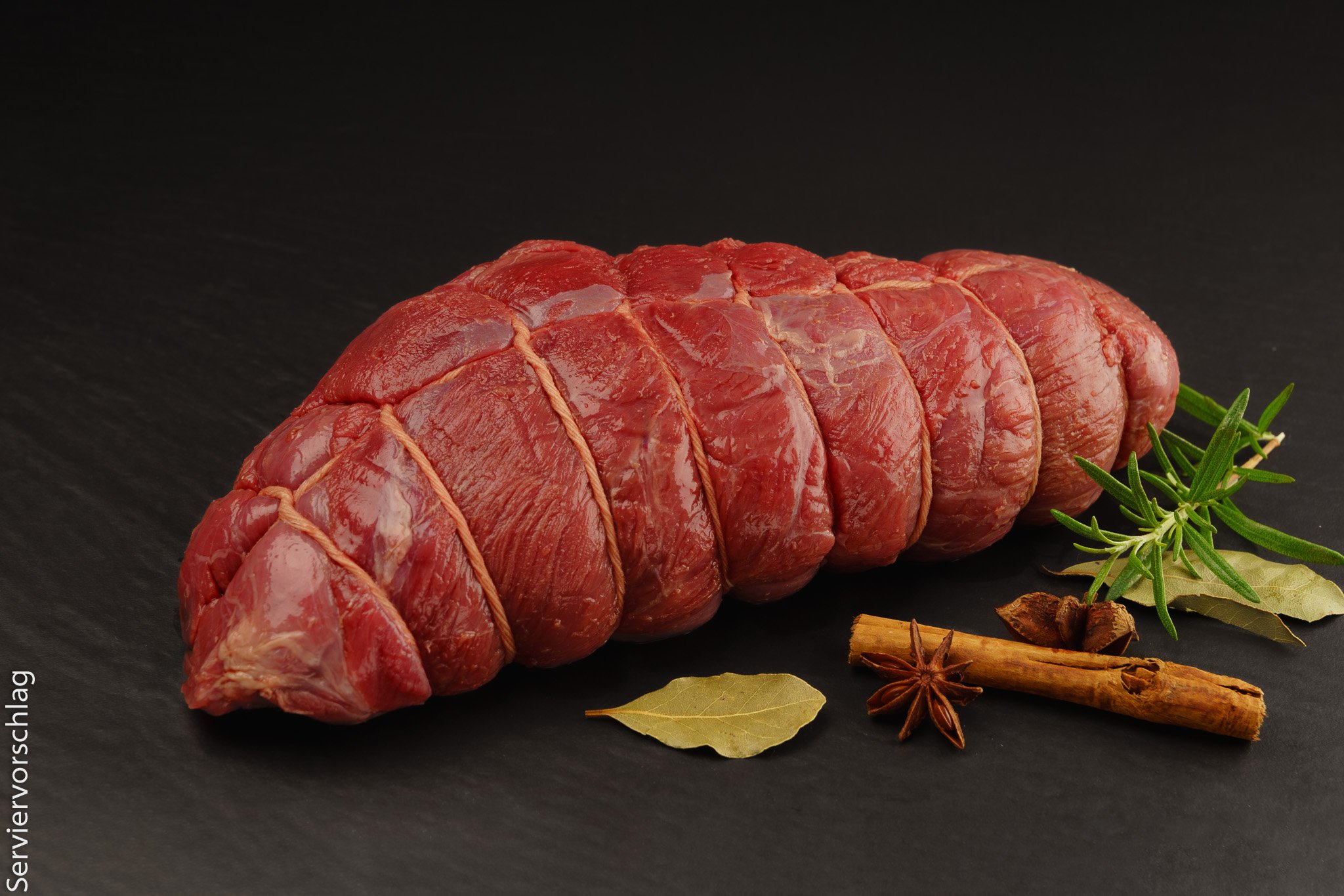 Wildschweinbraten, handgebunden