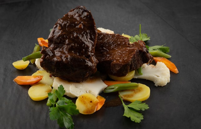 Geschmorte Ochsenbacke (Rinderbacken) mit Sauce, 380 g