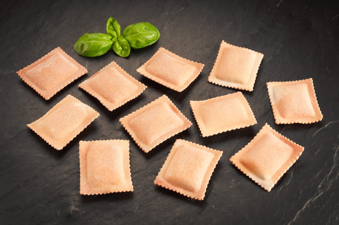 Ravioloni gefüllt mit geräuchertem Wildlachs